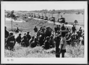 米軍兵士たちと物売りの少年 画像