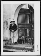 門口、老人と犬