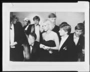 学生パーティーの女性 画像