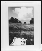 横たわる女性 画像