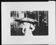 傘を持つ女性 画像