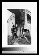 犬を背負う子供たち、東京・三宅坂参謀本部跡 画像