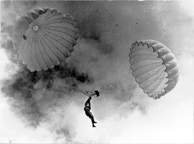 降下訓練するフランス空軍の落下傘兵、アヴィニョン＝ピュジョー 画像