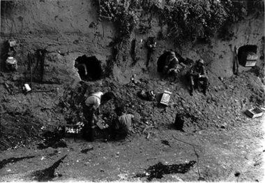 戦闘前に塹壕で休息をとる兵士たち、キウンツィ峠、ソレント半島マイオリ北方、イタリア 画像