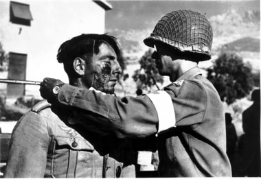 アメリカ軍衛生兵に介抱されるドイツ兵捕虜、シチリア　 画像
