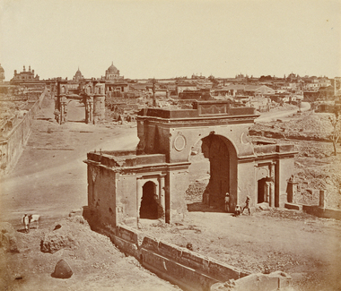 正面から撮ったベイリー護衛門、カウンポール、インド 画像