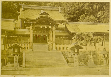 題名不詳（旧中門、諏訪神社、長崎）（「横浜写真アルバム」の内） 画像