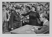 収容所にて、ゲシュタポ内通者が彼女に密告された女性から告発される、デッサウ、ドイツ 画像