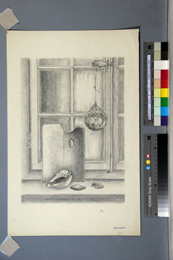 貝殻、パレット、玻璃球のある窓辺の静物 画像