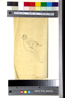 片膝を抱える裸婦 画像