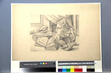 女性頭部彫像、貝殻、本のある静物