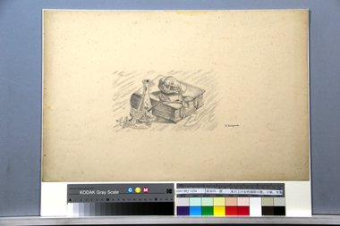 本の上の女性頭部小像、小瓶、木蔦